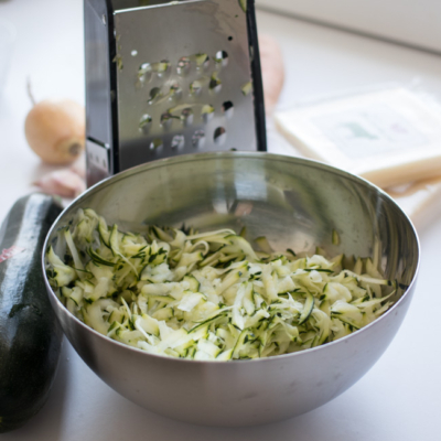 Geriebene Bio-Zucchini befinden sich in einer Schale.