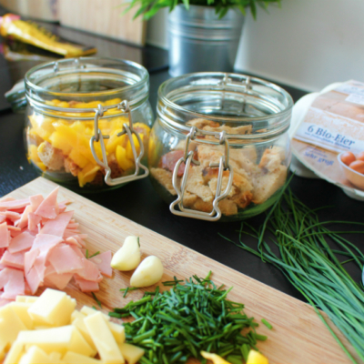 Ja! Natürlich Bio-Eier und weitere Zutaten für Erdäpfelkäs im Glas.