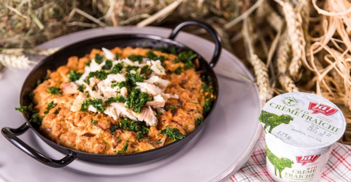 Brot-Auflauf mit Crème fraîche und Räucherfisch