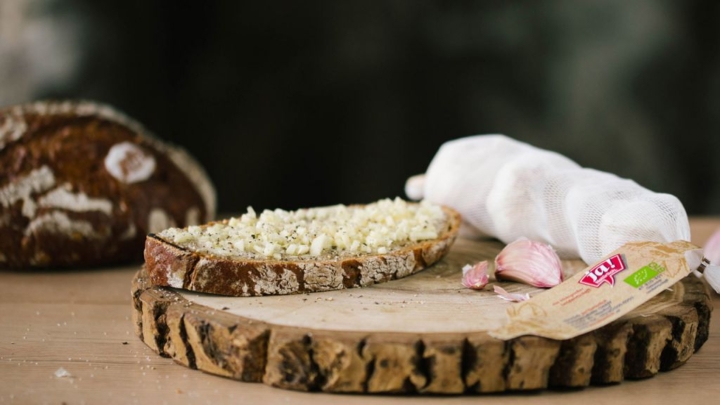 Brot, Butter und frischer burgenländischer Knoblauch