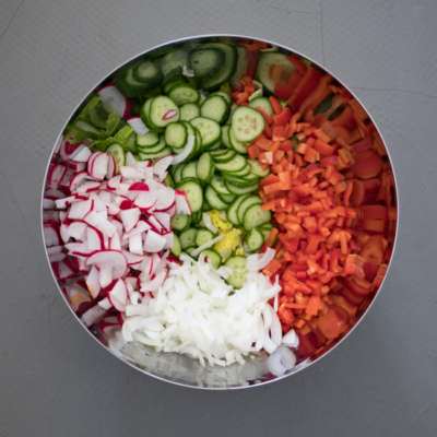 Geschnittenes Bio-Gemüse in einem Topf.