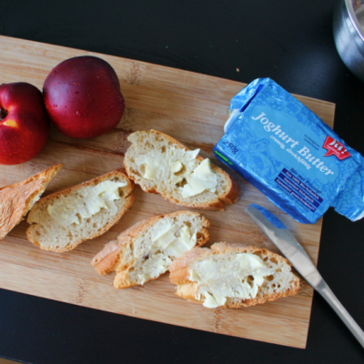 Bio-Brot mit Ja! Natürlich Bio-Joghurtbutter und Nektarinen.