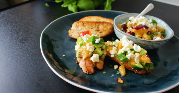Bruschetta mit Nektarinen und Feta