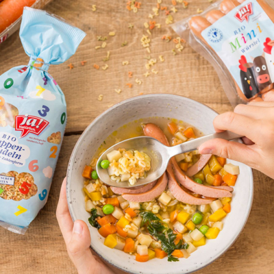 Bunte Nudel-Suppe mit Ja! Natürlich Bio-Würstel-Oktopus.