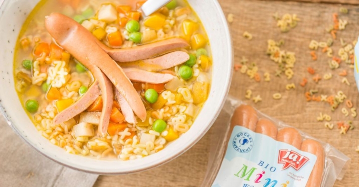 Bunte Nudel-Suppe mit Würstel-Oktopus