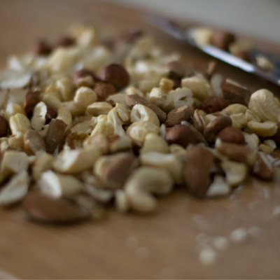 Bio-Cashews auf einem Schneidebrett.