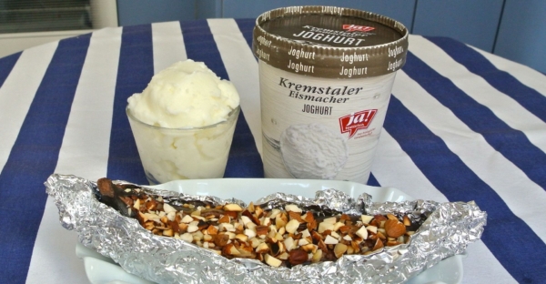 Bananen-Split vom Grill mit Schokolade und Joghurteis