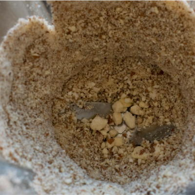 Gemahlene Bio-Mandeln in einem Mixer.