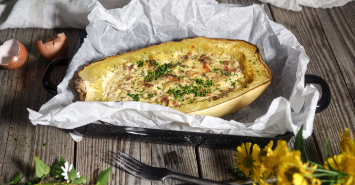 Spaghettikürbis mit Bio-Käsesauce und Speck