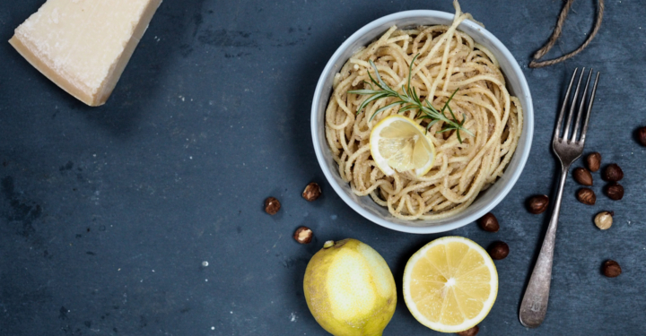 Spaghetti mit geröstetem Haselnuss-Zitronenpesto