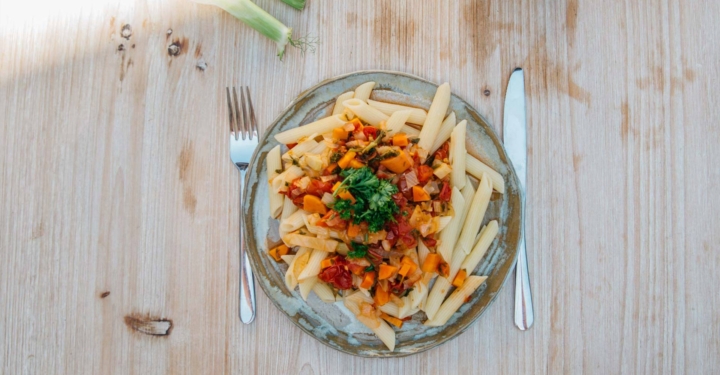 Sommerliche Penne mit Fenchel und Paradeisern