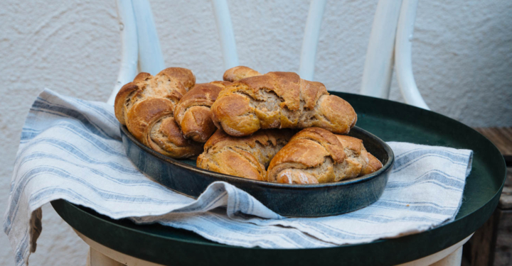Dinkel-Vollkorn-Hörnchen mit Datteln und Joghurt