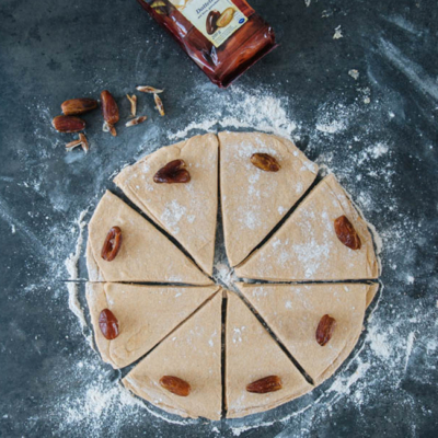 Teig mit Bio-Datteln geschnitten auf einem Tisch.