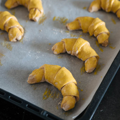 Croissants auf einem Backpapier.