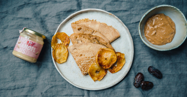 Dinkelvollkorn-Crêpes mit Mandelmus-Karamell und Bratäpfeln