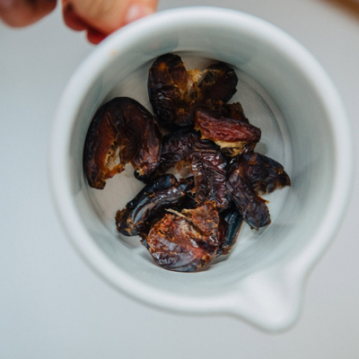 Bio-Datteln in einer Schüssel.