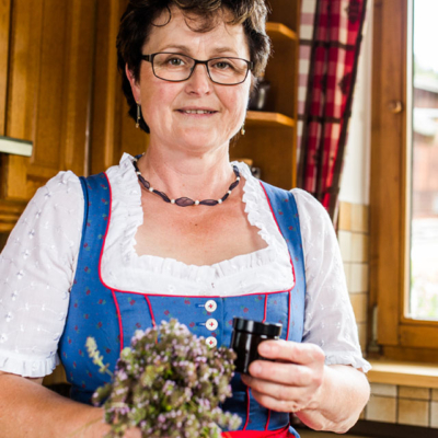 Andrea Rieder hält Bio-Thymian und eine kleine Dose.