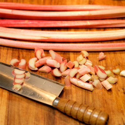 Ganzer und geschnittener Bio-Rhabarber.