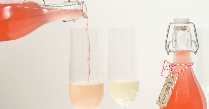 Selbstgemachter Rhabarber-Sirup