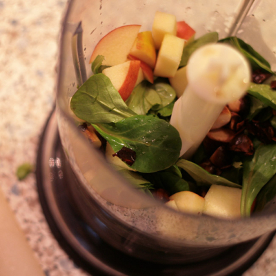 Die Zutaten für ein Pesto werden in einem Mixer vermengt.