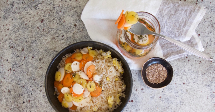 Eierreis mit über Nacht eingelegtem Wurzelgemüse