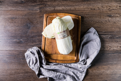 Bio-Chinakohl auf einem Schneidebrett.