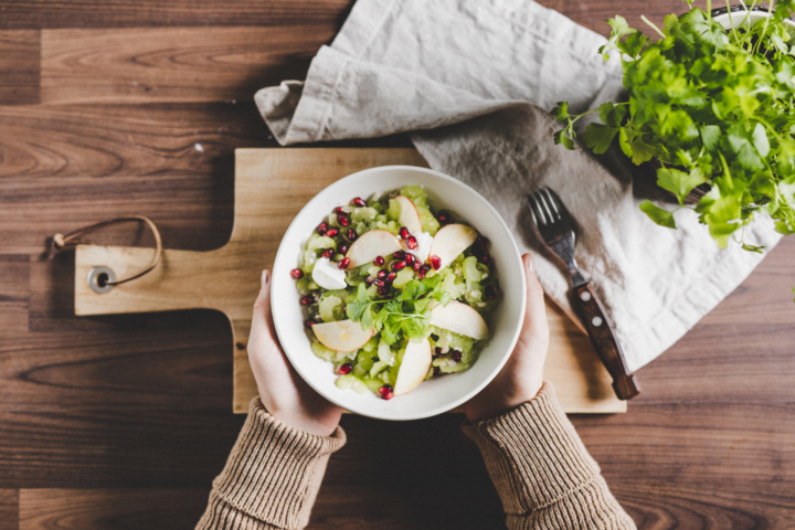 Stangensellerie-Granatapfel-Salat mit Ziegenkäse