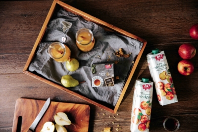 Birnen-Kräuter-Limo auf einem Holztablett.