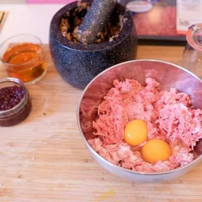 Eine Schüssel mit Bio-Faschiertem und zwei Eidottern.