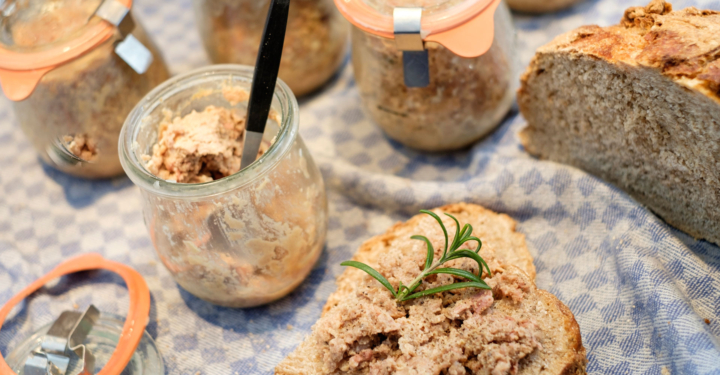 Ein pikantes Winter-Mitbringsel: Weidejungrindfleisch-Pastete im Glas