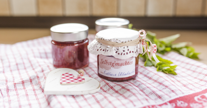 Erdbeer-Rhabarbermarmelade mit Melisse