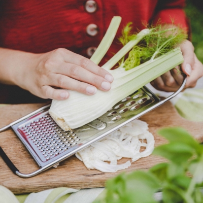 Jemand reibt Bio-Fenchel.
