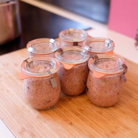 Sechs Einmachgläser mit Bio-Weidejungrindfleisch-Pastete.