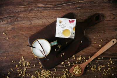 Eine Tasse und eine Packung Ja! Natürlich Bio-Kamillen-Tee.