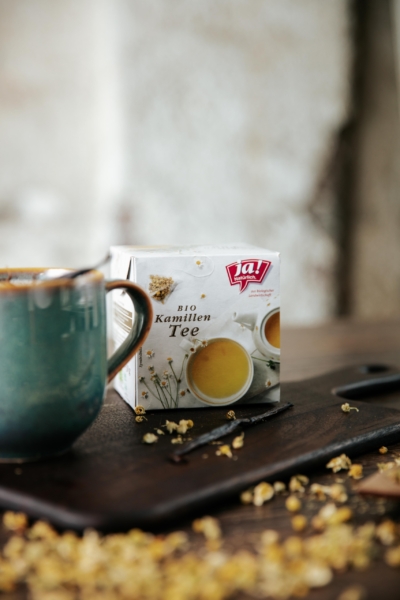 Eine Tasse und eine Packung Ja! Natürlich Bio-Kamillen-Tee.