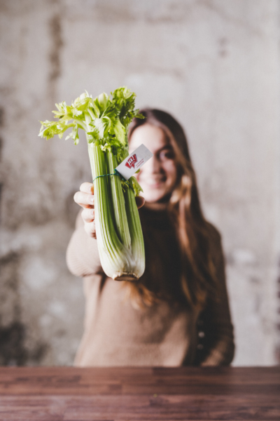 Jemand hält Bio-Fenchel in der Hand.