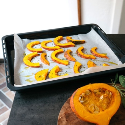 Bio-Kürbis auf einem Blech.