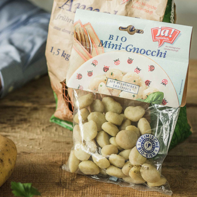 Eine Packung Ja! Natürlich Bio-Mini-Gnocchi.