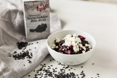 Schwarzer Ja! Natürlich Bio-Seewinkler Reis mit roten Rüben und Feta.