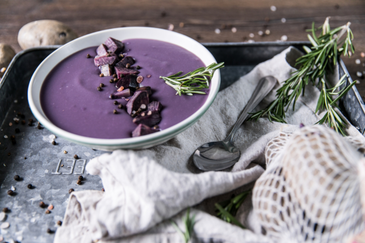 Lila Erdäpfelcremesuppe