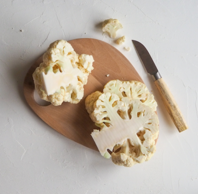 Bio-Karfiol in der Hälfte geschnitten.