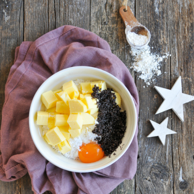 Eine Schüssel mit gewürfelter Bio-Butter, einem Ei, Amaranth und Mehl.