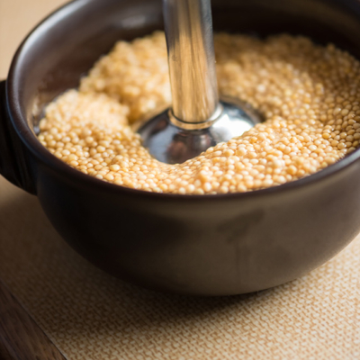 Senfkörner werden in einer Schale püriert.