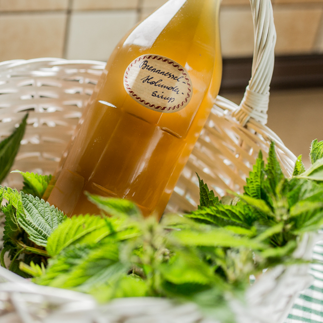 Selbstgemachter Brennnessel-Melissen-Sirup