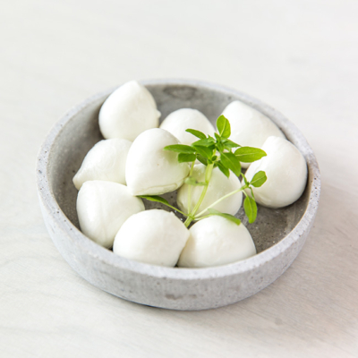 Bio-Mini-Mozzarella in einer Schale.