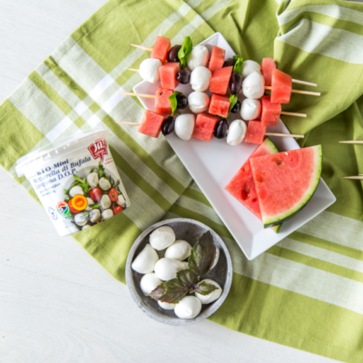 Spieße aus Wassermelone und Ja! Natürlich Bio-Mini-Mozzarella-Bällchen.