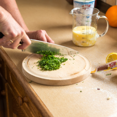 Jemand schneidet Bio-Schnittlauch.