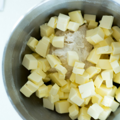 In Würfel geschnittene Bio-Butter liegt in einer Schüssel.