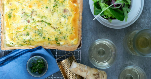 Selbstgemachter Blätterteig und Quiche mit geräuchertem Saibling
