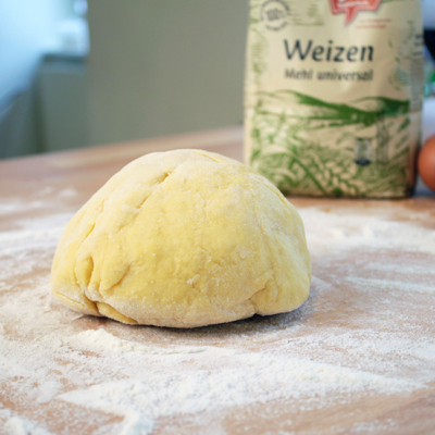 Verkneteter Teig vor Ja! Natürlich Bio-Weizenmehl.
